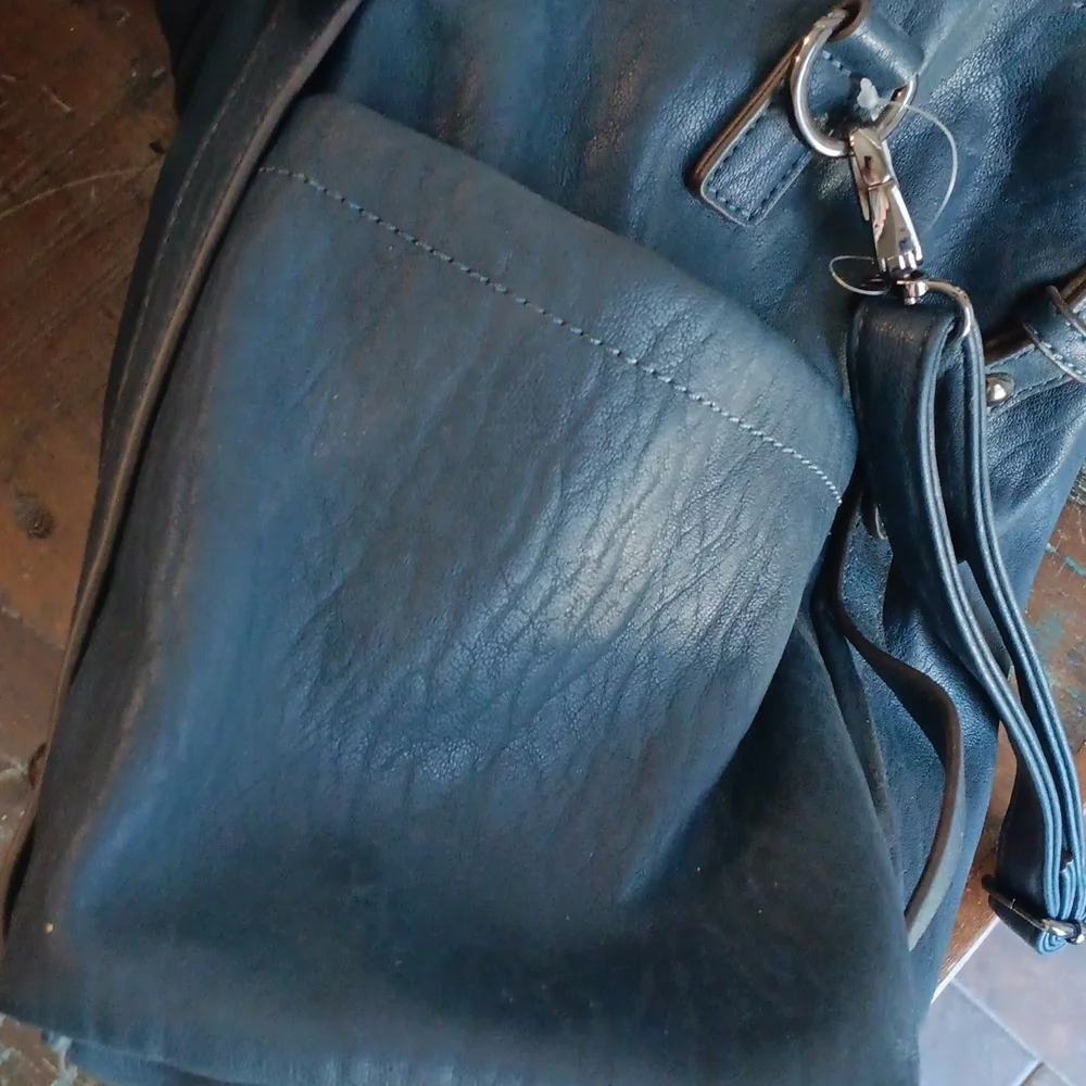 Jessica Simpson faux leather bucket hobo purse bag